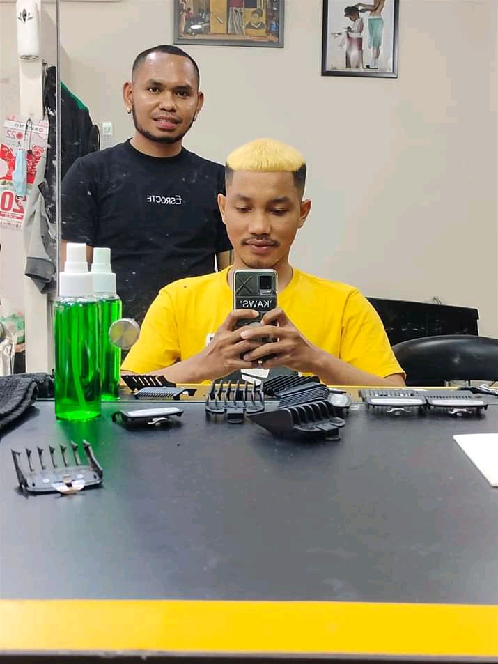 Pemuda Asal Manggarai Timur Punya Keahlian Dalam Mencukur Rambut