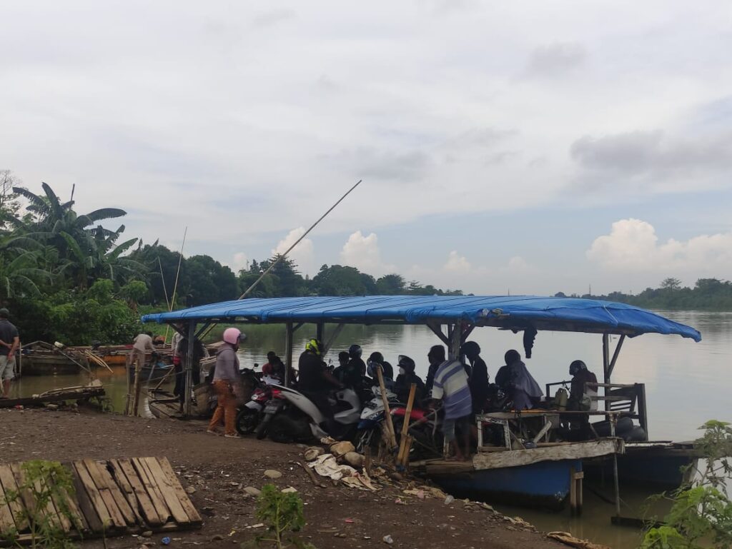 Transportasi Perahu Penyeberangan Menjadi Pilihan Terbaik Bagi Warga Desa Tamanyeleng, Kec Barombong, Kabupaten Gowa.