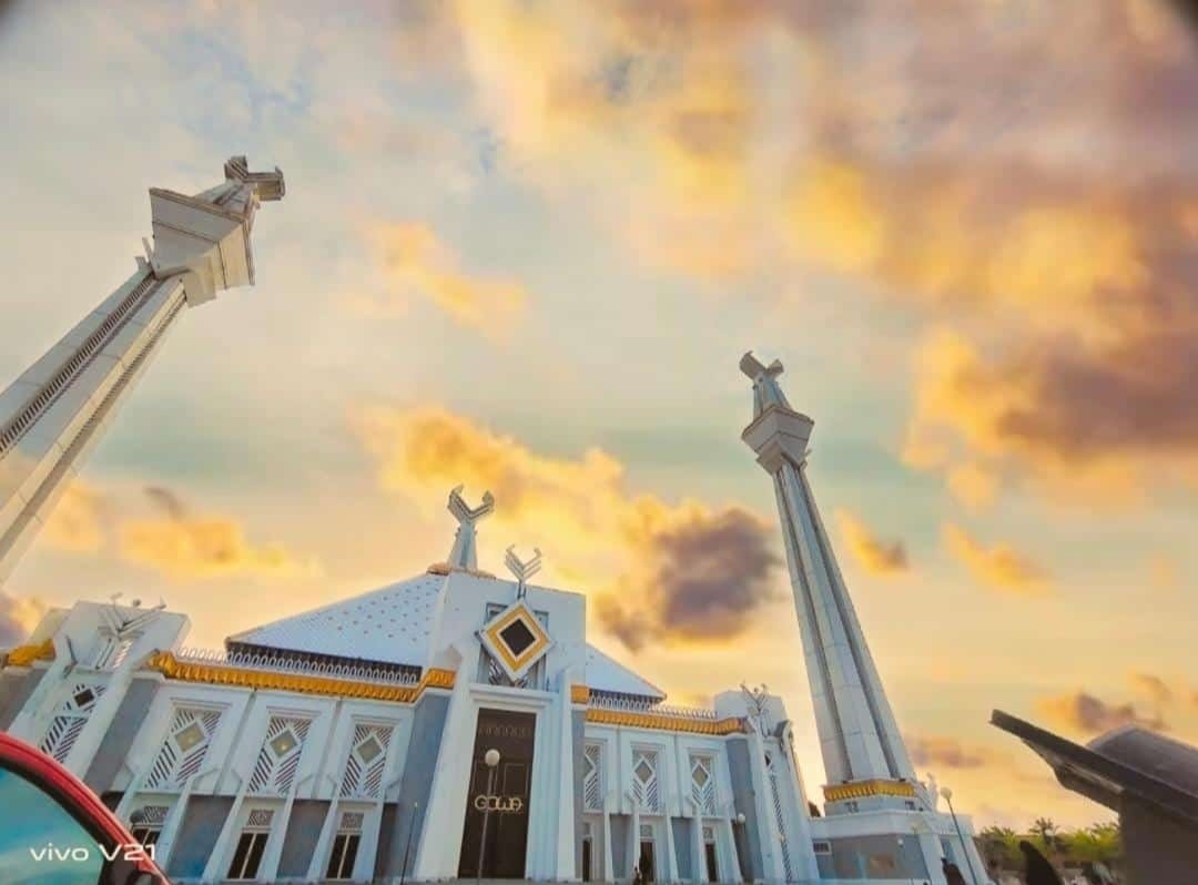 *KEMEGAHAN MASJID AGUNG SYEKH YUSUF BERLATAR LANGIT SENJA SORE HARI*