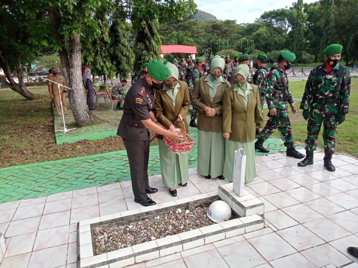 TRADISI ZIARAH KE TAMAN MAKAM PAHLAWAN DALAM RANGKA HUT KE-65 KODAM XIV/HASANUDDIN DAN MENGENANG JASA PARA PAHLAWAN