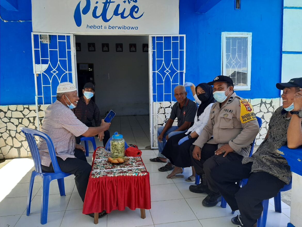 Kapolsek Ma’rang Polres Pangkep Didampingi Bhabinkamtibmas Pantau Vaksinasi Covid 19 Di Desa Pitue Kecamatan Ma’rang Pangkep