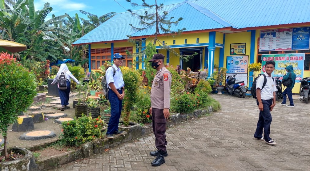 Cegah Kenakalan Remaja Sekaligus Pantau PTMT Personil Polsek Ma’rang Patroli Di Sekolah