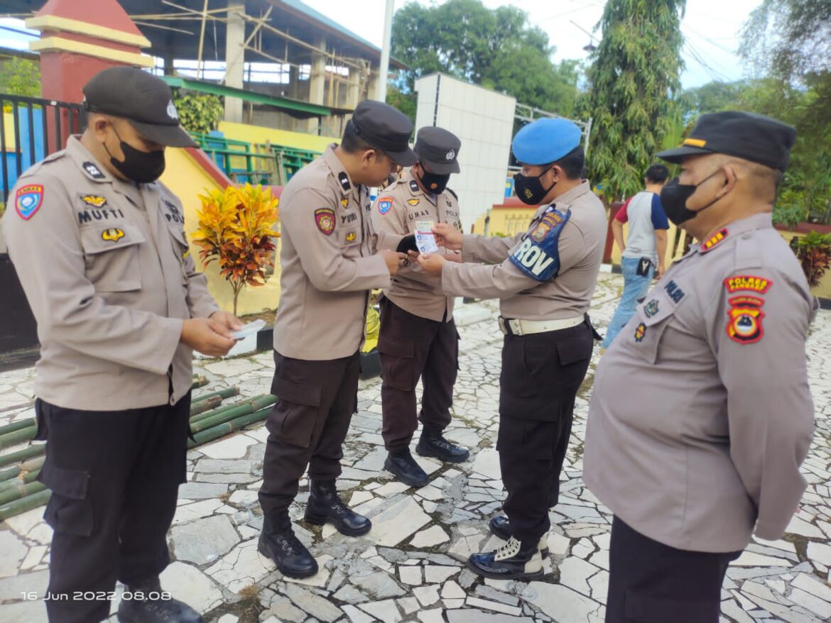 Usai Apel, Ps.Kanit Propam Polsek Ma’rang Polres Pangkep Lakukan Pemeriksaan Kepada Personil