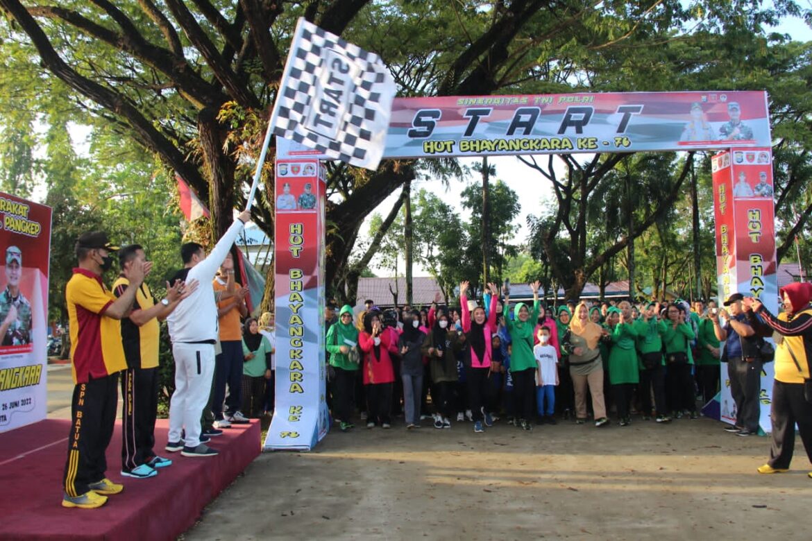 Kodim 1421/Pangkep Selenggarakan Jalan Santai memeriahkan HUT ke-76 Bhayangkara