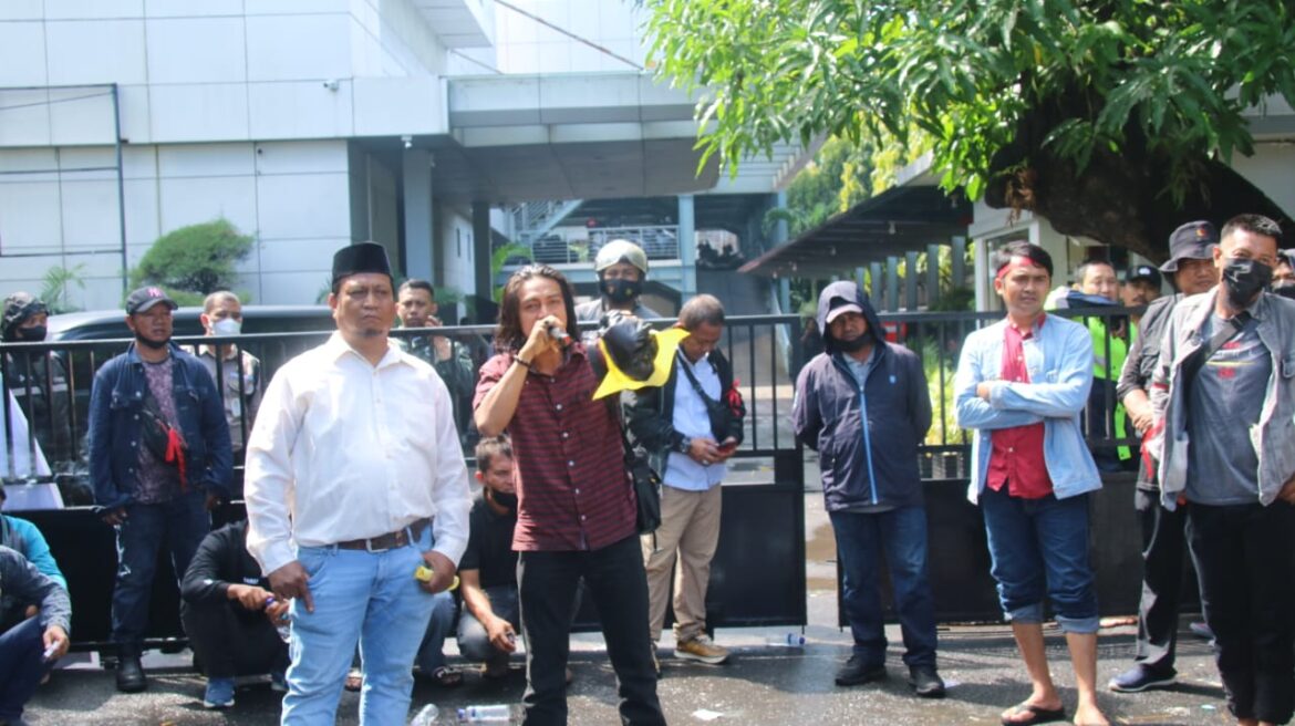 Massa Geruduk BNI Makassar, Minta Uang IMB Dikembalikan