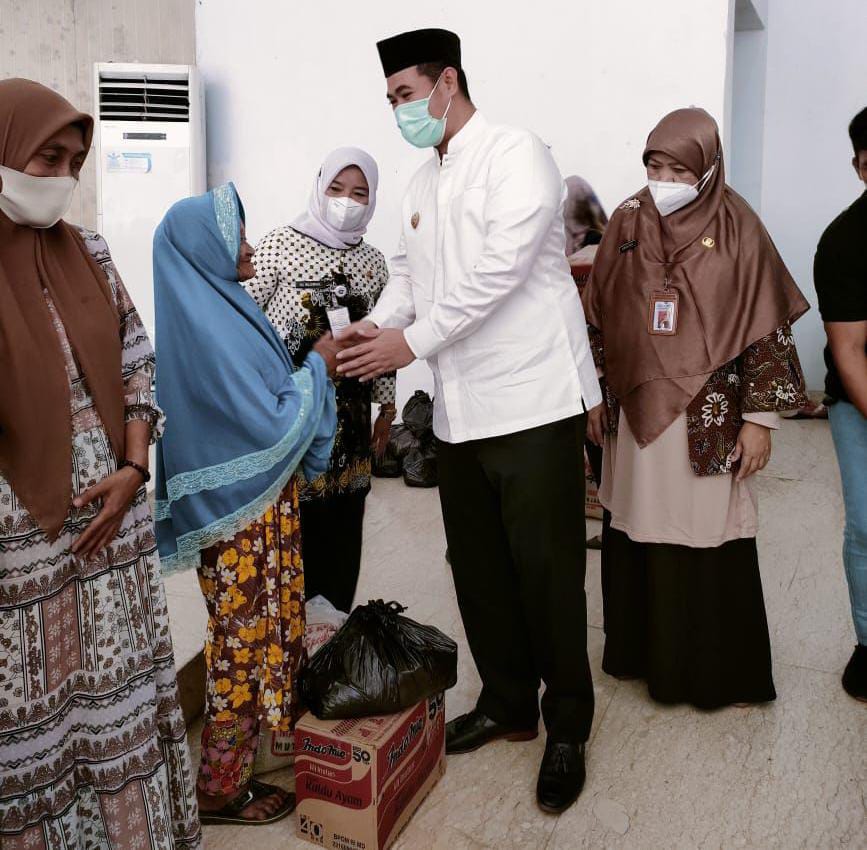 Sebanyak 250 Paket Sembako Di Bagikan Oleh Dinas Sosial Kabupaten Pangkep