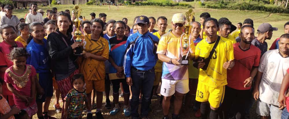 Pater RP ARDIANUS USMAN,Svd menyerahkan Penghargaan Turnamen Tuang Atalenda cup1