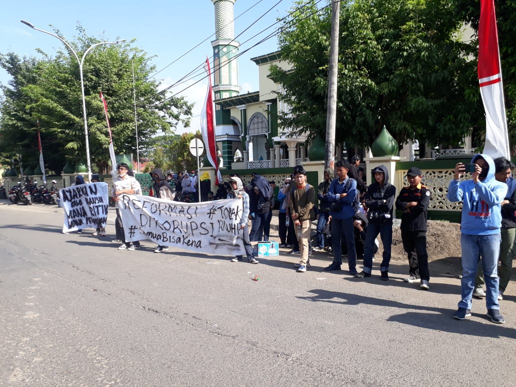 Aksi Mahasiswa Tolak RKUHP Didepan Gedung DPRD Kab.Maros