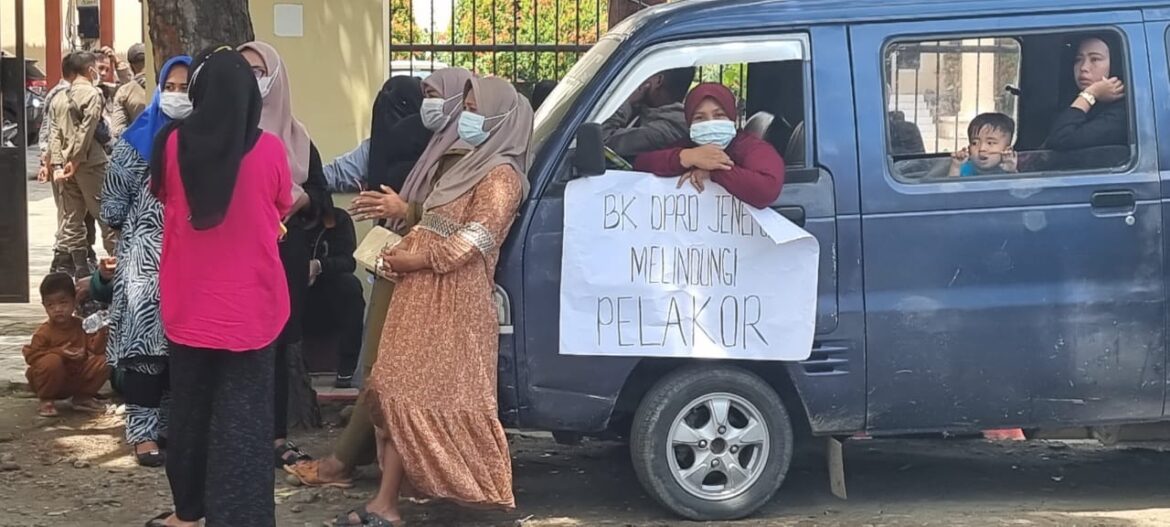 Tak Terima di Demo, Wakil Ketua DPRD Nekat Terobos Massa Aksi di Depan Kantor DPRD Kabupaten Jeneponto