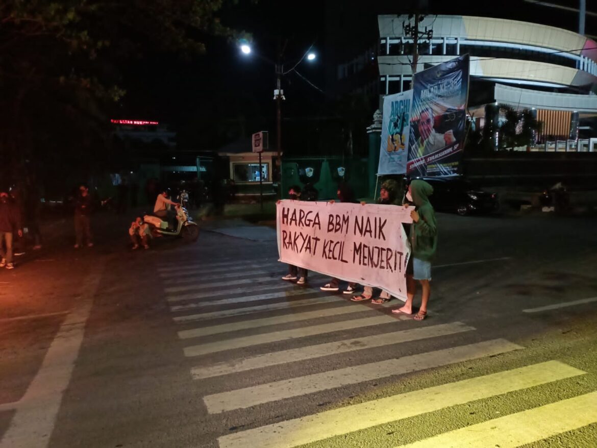 Tolak BBM Naik,Aksi Demo Sampai Malam Ini Didepan Kampus Umi Makassar