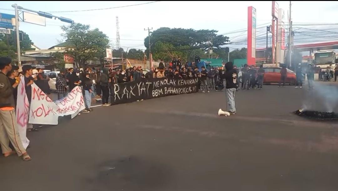 Aksi Demo Mahasiswa Depan Unhas Tutup Jalan