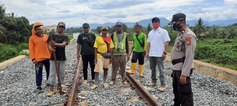 Personil Polsek Ma’rang Patroli Dan Sambang Pekerja Proyek Rel Kereta Api