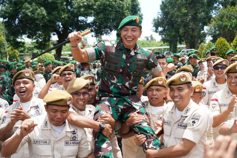 Tradisi Menyambut Pangdam XIV/Hasanuddin Memasuki Markas Ayam Jantan Dari Timur Disambut Dengan Angngaru