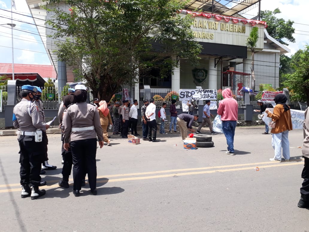 Aliansi Penolak Tambang Ilegal Maros Gelar Aksi Damai di Depan Kantor DPRD dan Polres Kabupaten Maros