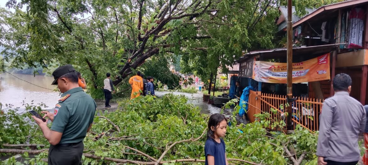 Longsor Antara Pinggir Sungai Dan Separuh Jalan Sukowati Paddoang Doangan Akibatkan Tutup Jalan