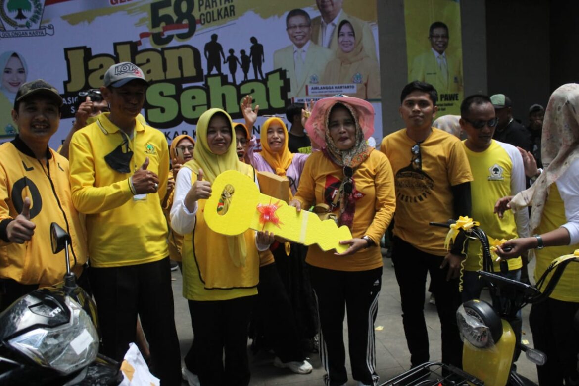 Guru Mengaji dari Sinjai Barat Raih Sepeda Motor Jalan Sehat Partai Golkar