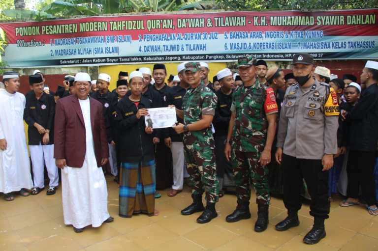 Memperingati Hari Santri Nasional, Dandim 1421/ Pangkep Letkol Inf Hengky Vantriardo Berikan Penghargaan 4 Pondok Pesantren Berprestasi