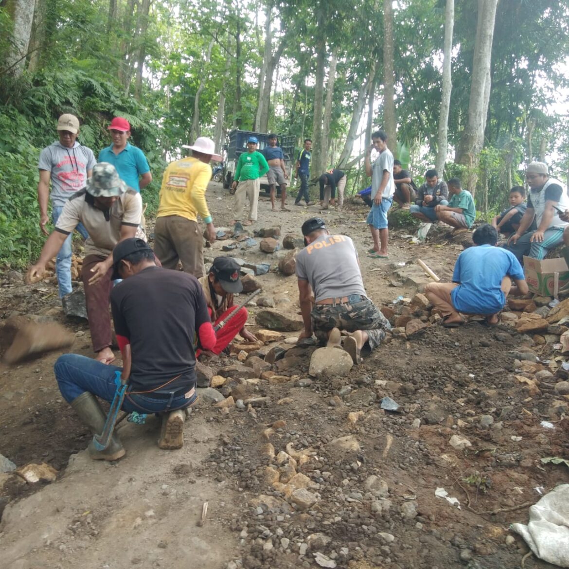 Gotong Royong di Tikungan S, PAI KUA Biringbulu Bantu warga Perbaiki Jalan