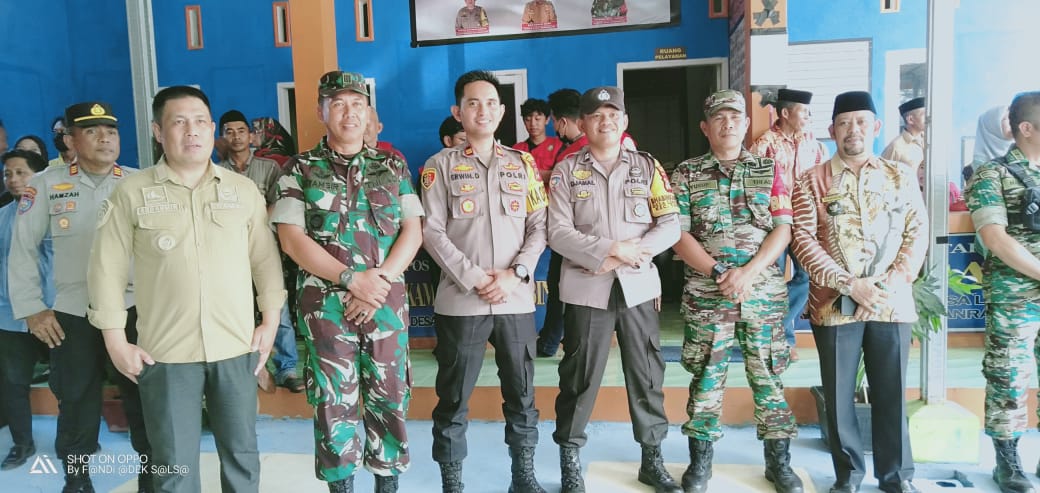 Gelar Jumat Curhat,Kapolda Sulsel Kunjungi Warga Kecamatan Tanralili Maros,Sekaligus Bagi Sembako