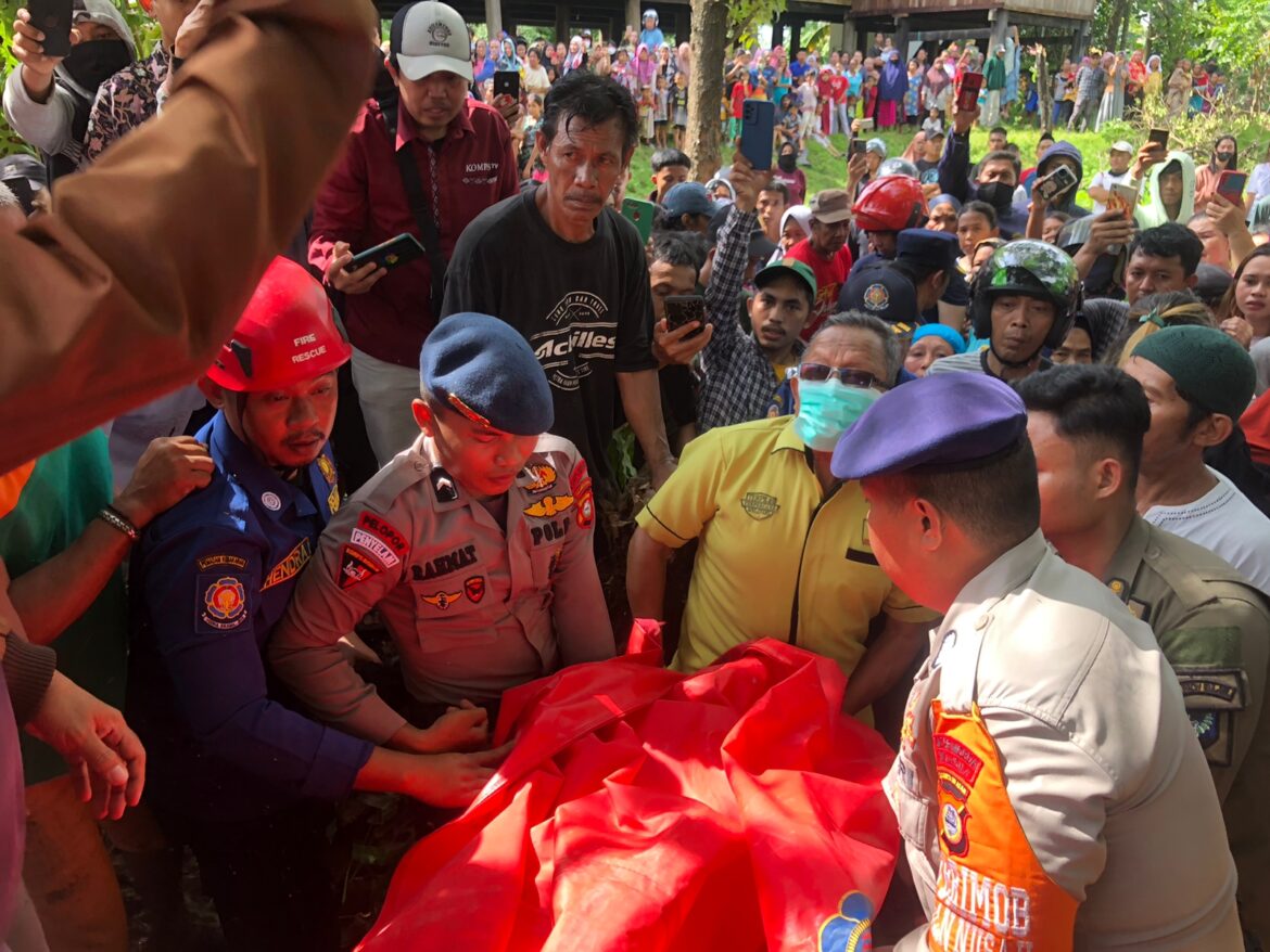 RESPON CEPAT BRIMOB MAKASSAR , BANTU EVAKUASI POHON TUMBANG DI GOWA