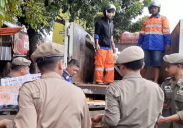 Satpol PP Kota Makassar Melaksanakan Operasi Penertiban Yang Humanis Bagi Lapak PK5 Yang Melanggar Perda dan Perwali