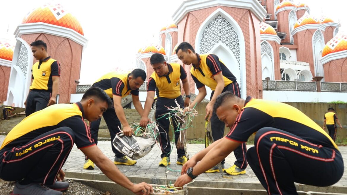 Jumat Bersih, BRIMOB BATALYON A PELOPOR Sasar Masjid 99 Kubah   