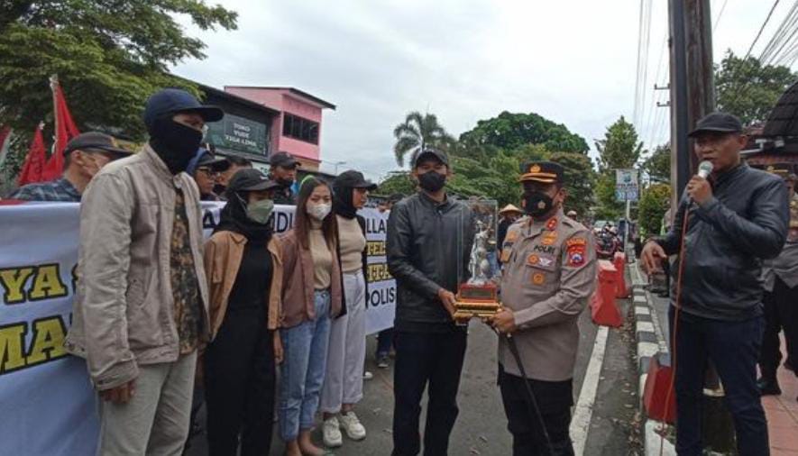 Massa FMBR Sambangi Mapolres Blitar,Ini Tuntutannya!