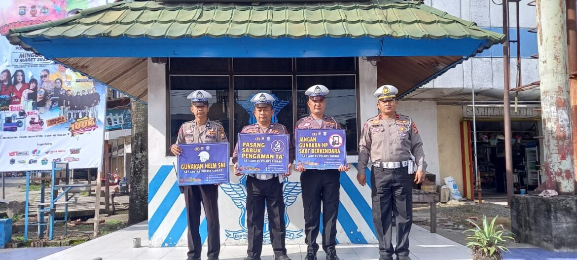 Hari ke-5 Ops Keselamatan Pallawa 2023, Personel Satlantas Polres Sidrap Beri Himbaun Menggunakan Papan Bicara   