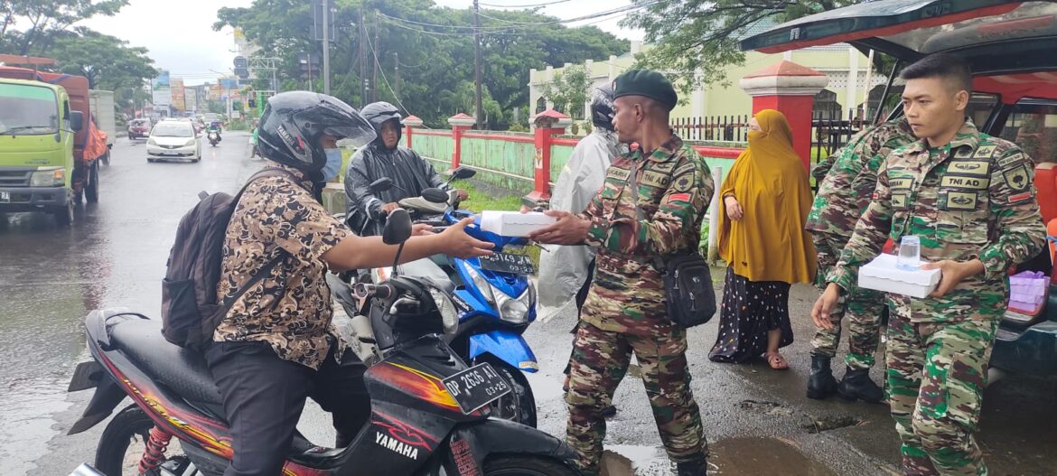 Jumat Berkah,Yonif Raider 700/WYC Berbagi Nasi Kotak Kepada Pengguna Jalan