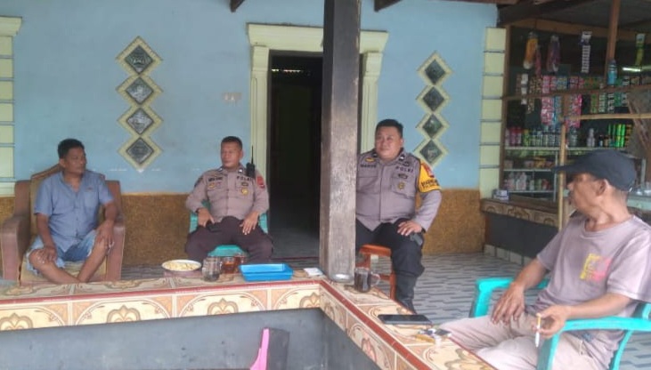 SPKT Bersama Bhabinkamtibmas Polsek Ma’rang Pangkep Patroli Siang Himbau Warga Di Perkampungan