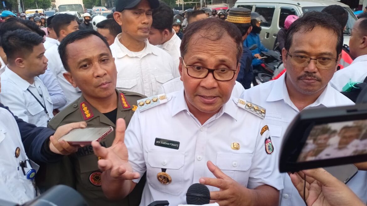 Dampingi ke Pasar Terong, Danny Pomanto : Jokowi Puas Harga Cabai Stabil