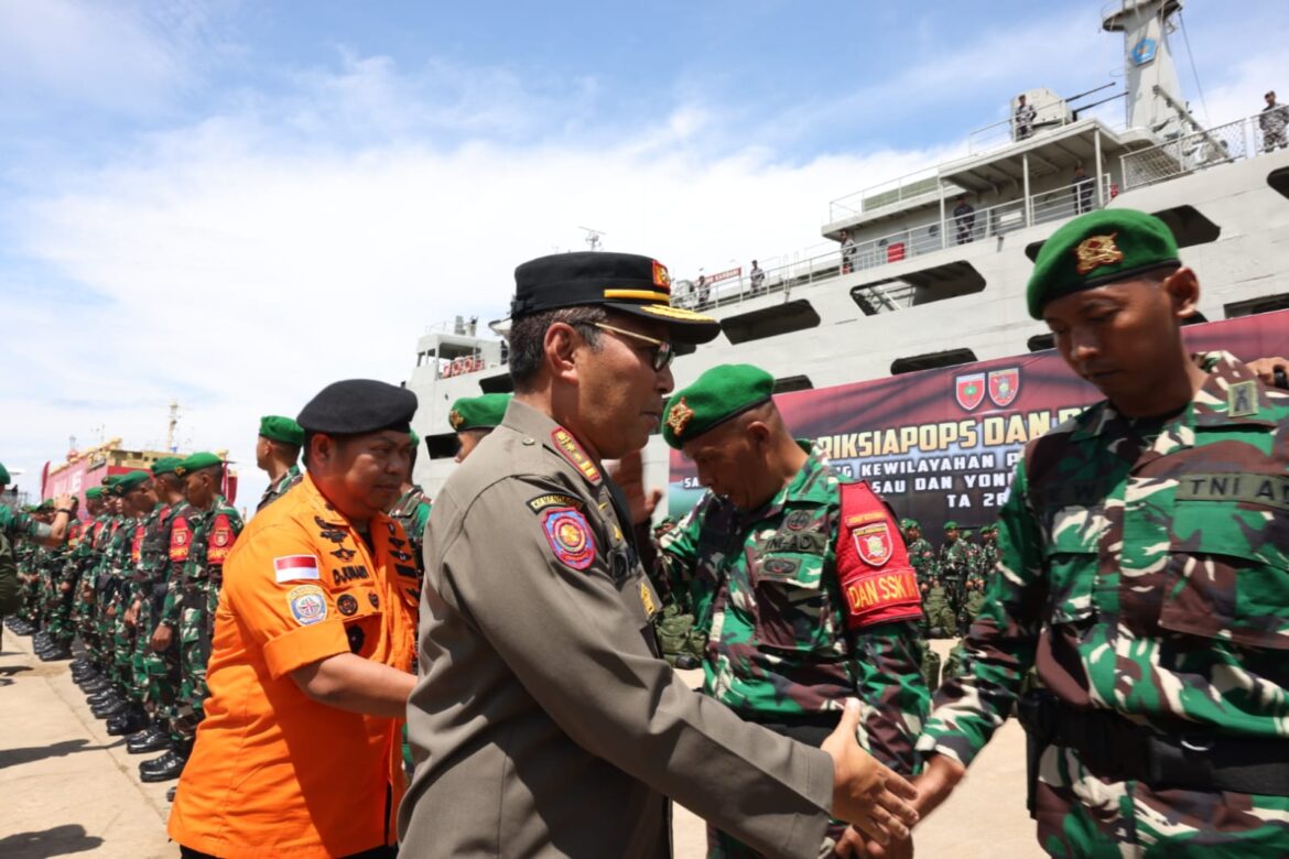 Wali Kota Makassar dan Panglima TNI Laksamana Yudo Margono Lepas Satgas Pamtas Papua