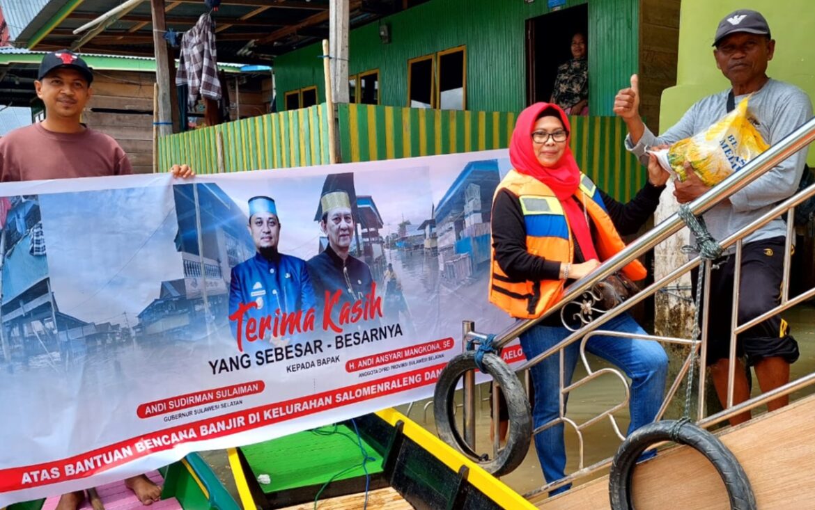 Andi Ansyari Mangkona Bersama Pengurus DPC PDIP Wajo Bagikan Sembako Ke Korban Banjir