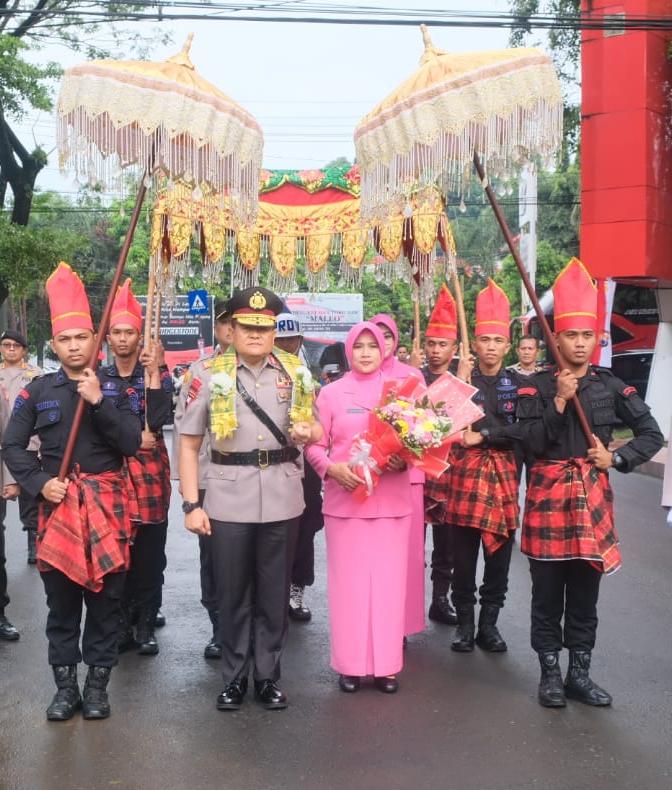 Irjen Pol Setyo Boedi Moempoeni Kapolda Sulsel yang Baru Disambut Angngaru dan Tari Paduppa