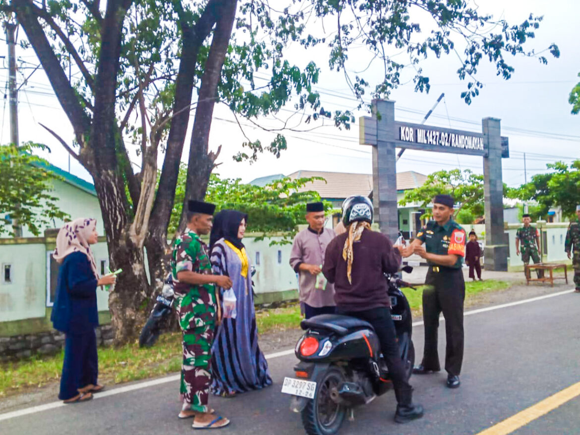 Semarakkan Ramadhan dan Koramil 1427-02/Bambalamotu Berbagi Takjil