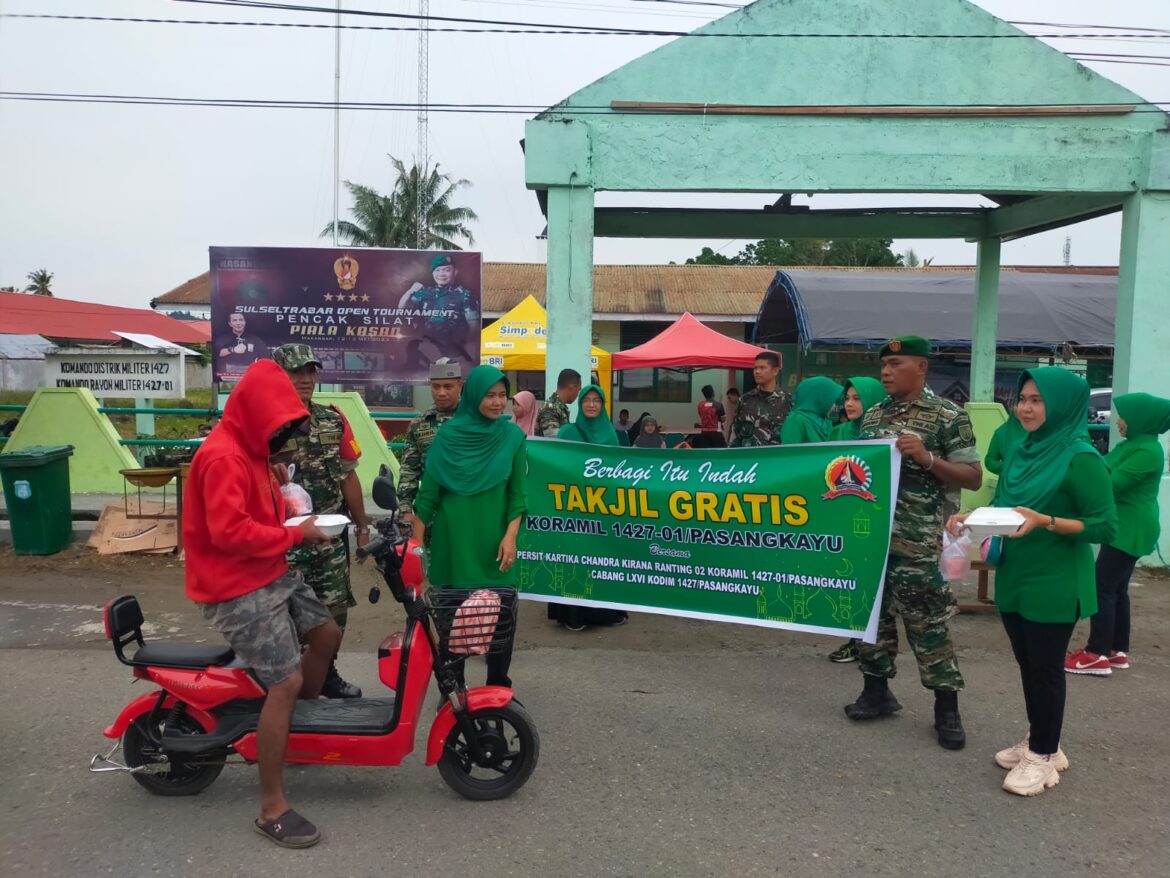 Ramadhan Berkah, Babinsa dan Persit Koramil 1427-01/Pasangkayu bagikan Takjil bagi pengguna jalan