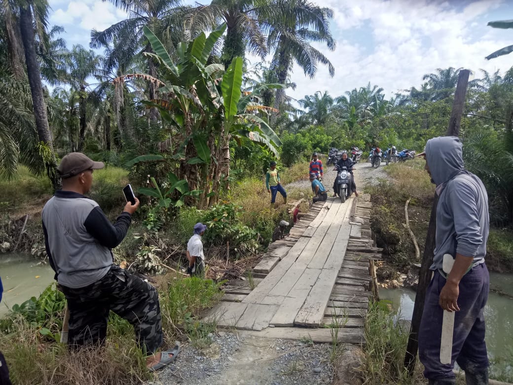 Warga Gotong Royong Perbaiki Jembatan Darurat Patika-Bulumario