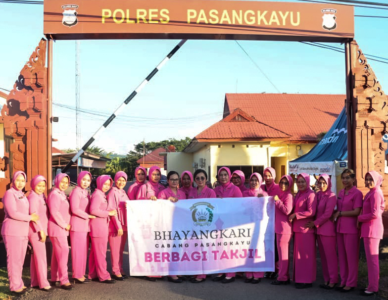 Jelang Buka Puasa Ketua Bhayangkari, Bersama Kapolres Pasangkayu Bagikan Takjil Ke Pengguna Jalan