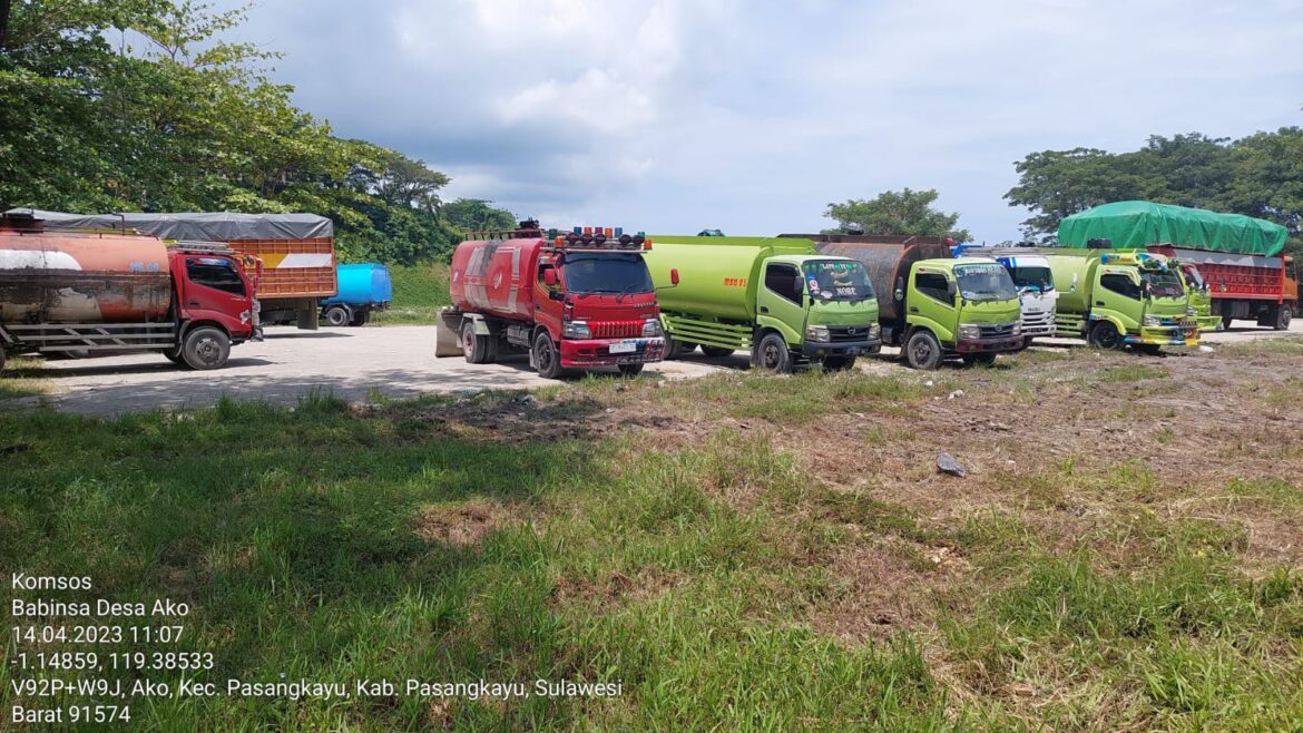 Personil Koramil 1427-01/Pasangkayu Monitoring Aksi Unjuk Rasa pemblokiran Jalan dan kendaran Bulog