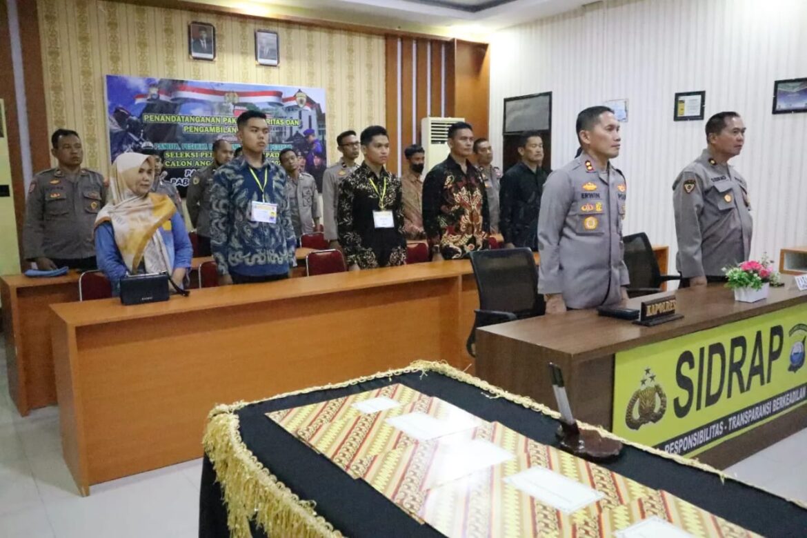 Kapolres Sidrap Pimpin Pengambilan Sumpah Jabatan Dan Penandatanganan Pakta Integritas Penerimaan Anggota Polri T.A 2023