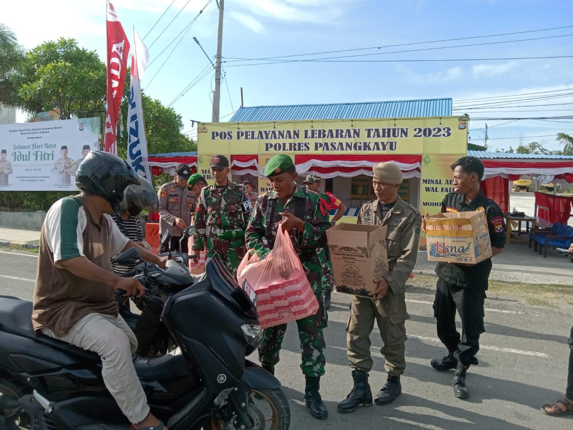 Wujud Sinergitas TNI-POLRI, Pemkab Pasangkayu Serta Insan Pers Bagikan Takjil Jelang Berbuka Puasa