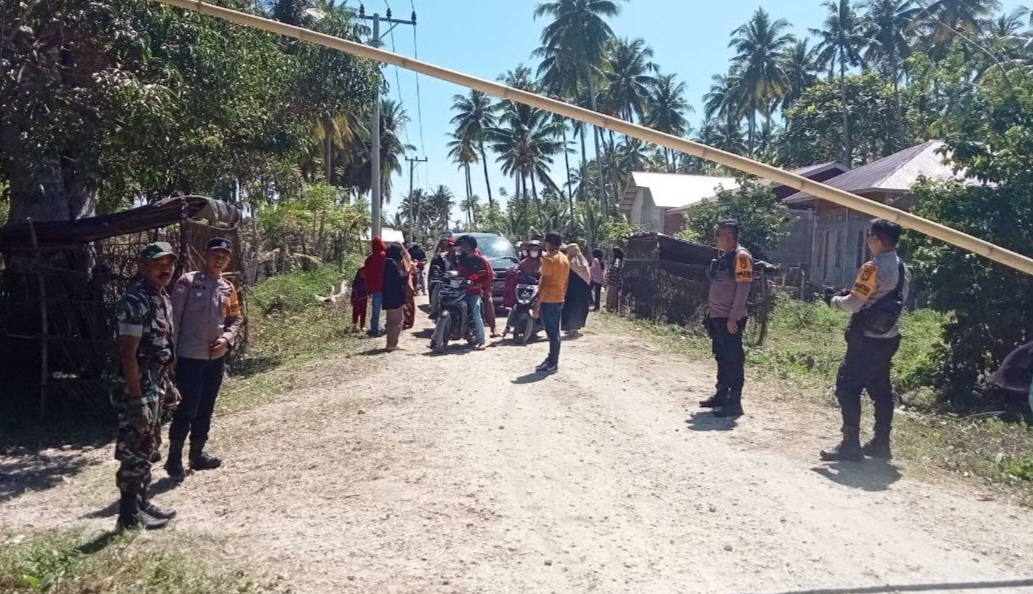 Babinsa Bersama Bhabinkamtibmas Monitoring Tempat Wisata Batu Oge