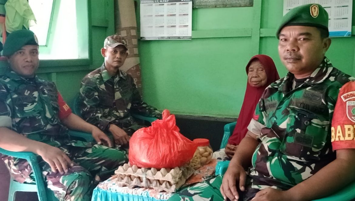 Babinsa Koramil 1427-01/Pasangkayu Memberikan Hadiah Bingkisan Lebaran Ke Warga Lansia