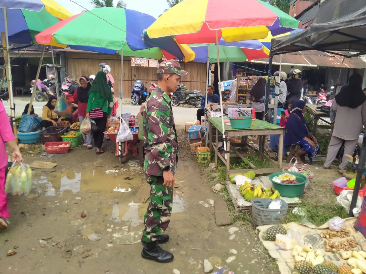 Babinsa Koramil 1427-01/Pasangkayu Pantau Pasar Smart   