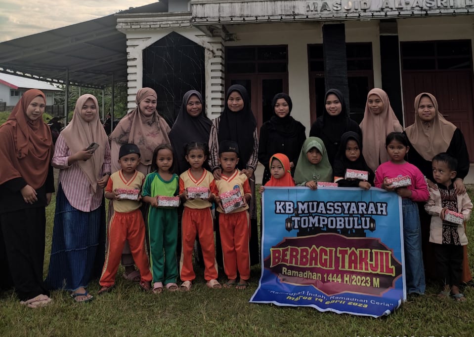 Kelompok Bermain Muassyarah Tompobulu Berbagi Takjil