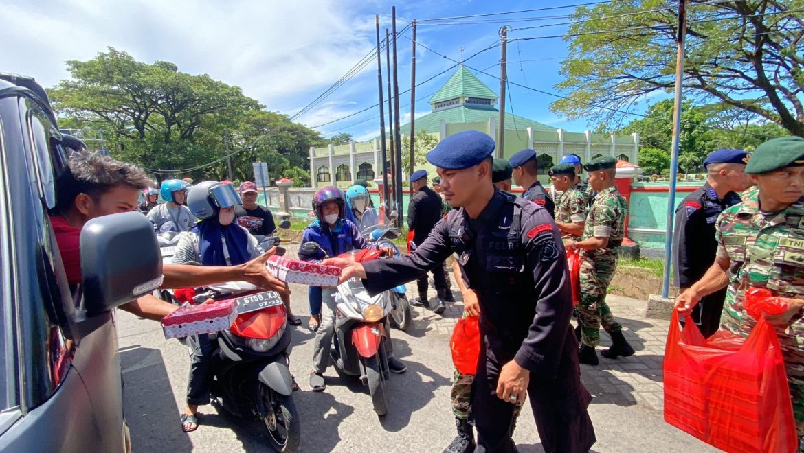 Silaturahmi dan Bakti Sosial, Brimob Makassar Kunjungi Yonif Raider 700/wyc,