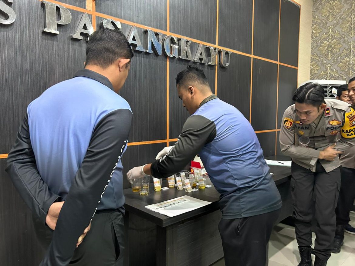 Polres Pasangkayu Komitmen Berantas Narkoba Dengan Lakukan Tes Urine Sejumlah Personil