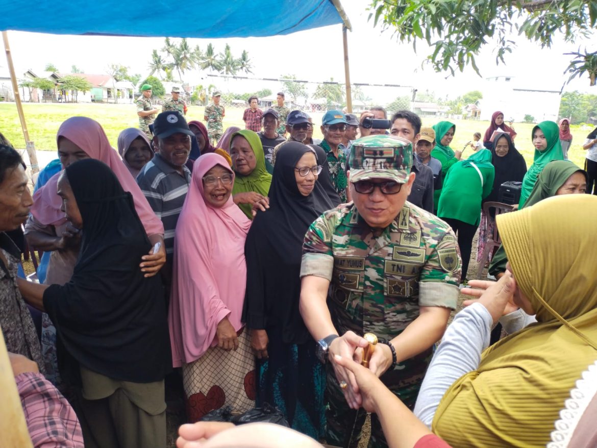 Antusias masyarakat lansia menyambut kedatangan Dandim 1427/ Pasangkayu