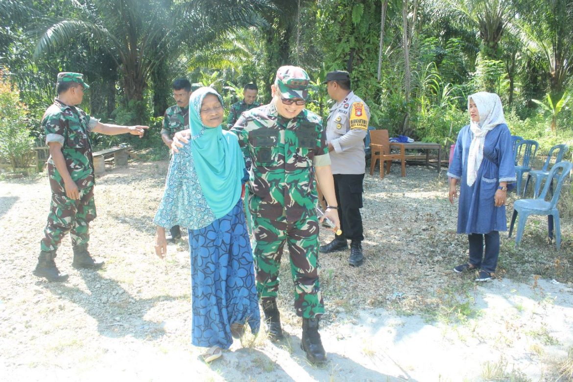 Dandim 1427/Pasangkayu Bersama Rombongan Disambut Haru Nenek Penerima RTLH