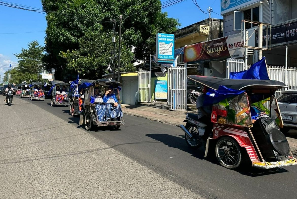 Jadi Pusat Perhatian, Iringan-Iringan Bentor Antar Bacaleg PAN ke Kantor KPU GOWA